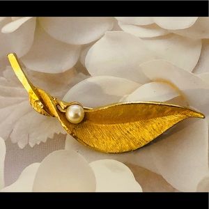 VTG 1950’s B.S.K Gold Leaf & Pearl Brooch